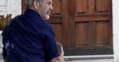 ميل جيبسون يظهر للمرة الأولى فى كواليس فيلمه مع مارك والبيرج وبدور والده