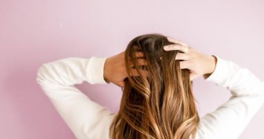 تعرف على طرق علاج قشرة الرأس بطرق بسيطة.. استخدم زيت جوز الهند والموز