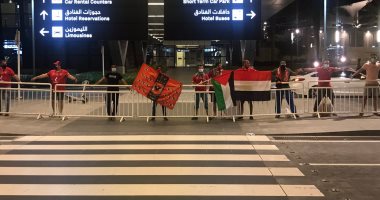جماهير الأهلي بالدوحة تستقبل اللاعبين بالمطار.. صور