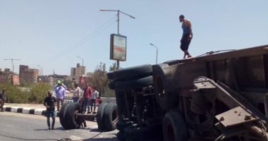 انقلاب سيارة نقل محملة بالرمال أعلى كوبرى منية سندوب العلوى فى الدقهلية