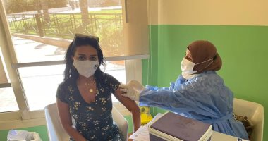 رانيا يوسف تتلقى لقاح ضد فيروس كورونا وتنصح المتابعين بالحصول عليه.. صور