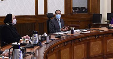 رئيس الوزراء يتابع موقف توصيل المرافق للمناطق الصناعية