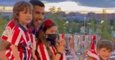 سواريز يهدى "لاليجا" لأسرته وجماهير أتليتكو: هذه البطولة لكم جميعا.. فيديو