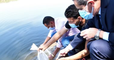 إلقاء 4 ملايين زريعة سمكية فى 6 مجارى مائية بالغربية.. المحافظ: مشروع قومى لتأمين السمك للمواطنين والصيادين.. ويؤكد : لدينا 2000 صياد مرخص وحملات لضبط المخالفين.. ونتاج الزريعة بعد 8 أشهر .. فيديو وصور
