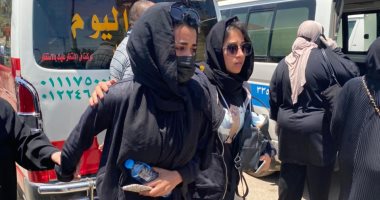 نانسى صلاح تشيع جثمان شقيقتها الكبرى بعد يومين من وفاة والدتها.. صور