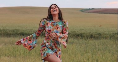 فساتين الصيف.. 10 أفكار لتنسيقها مع الأحذية الرياضية لإطلالة مريحة