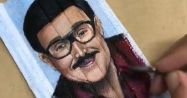 بتغيب الشمس واسمه عمره ما بيغيب.. سمير غانم يزين كمامة طبية بضحكته