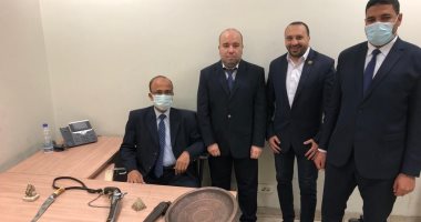 جمارك المطار تضبط راكب بحوزته خنجر وطبنجة أثرية.. صور