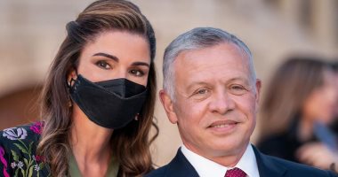 الملكة رانيا في كامل أناقتها مع عاهل الأردن باحتفالات استقلال المملكة
