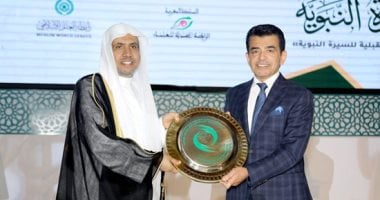 الإيسيسكو تكرم الأمين العام لرابطة العالم الإسلامي وتهديه درعها الذهبي