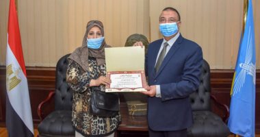 محافظ الإسكندرية يستقبل سائقة ميكروباص ويهديها شهادة تقدير ومكافأة مالية