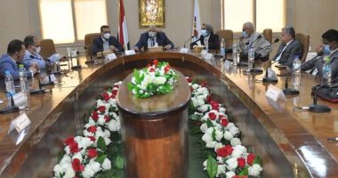 محافظ الوادي الجديد يلتقى وفد "الغربية" لبحث خطة مشروع الجذب السكانى