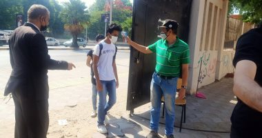 توافد طلاب الثانوية العامة على اللجان لأداء الاختبار التجريبى لشهر مايو.. صور