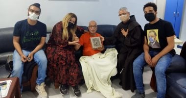 نهال عنبر ورئيس المركز الكاثوليكى يزوران شريف دسوقي ويهديانه مصحفا وورودا.. صور