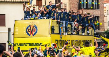 احتفالات صاخبة لجماهير فياريال مع اللاعبين بلقب الدوري الأوروبي
