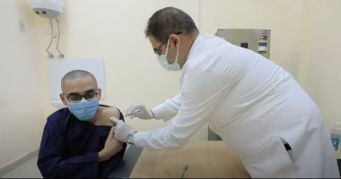 لقاحات كورونا تصل السجون.. تطعيم 5000 سجين من كبار السن و1400 من الأطقم الطبية ضد الفيروس.. مساعد وزير الداخلية: لا إصابات بين النزلاء فى السجون.. ومدير مستشفى سجن المنيا: كل سجين يحصل على جرعته.. فيديو
