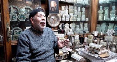 عم السانوسى "ملك الأرابيسك".. خبرة 60 سنة وشاهد على تراث خان الخليلى.. صور