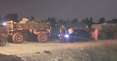 التحفظ على جرارات زراعية تلقى نواتج هدم على طريق منوف - شبرا باص بالمنوفية