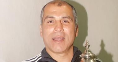 محمد يوسف يستعيد ذكريات آخر سوبر للأهلى بصورة مع الكأس