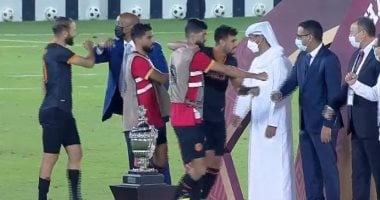 شاهد لحظة تسلم لاعبى نهضة بركان جوائز المركز الثانى بالسوبر الأفريقي