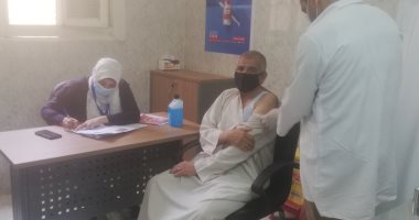إقبال متزايد من المواطنين على مركز تلقى لقاح كورونا بالوادى الجديد.. فيديو