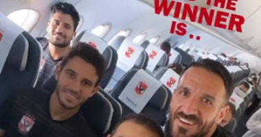 لاعبو الأهلى يواصلون الاحتفال بالسوبر الأفريقى بصور تذكارية على طائرة العودة