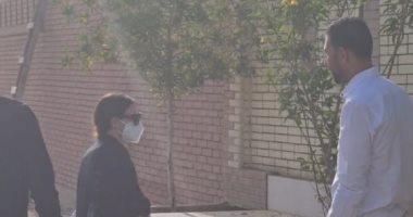 دنيا سمير غانم تغادر قبر والدها بعد زيارتها الأولى