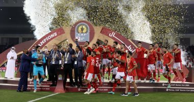 كاف يسلط الضوء على تهنئة موتسيبي للأهلى وموسيمانى بالسوبر الأفريقى.. صور 
