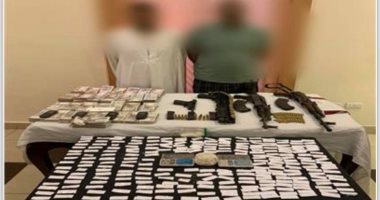 نهاية بؤرة الشر فى أوسيم.. أمن الجيزة يداهم وكرا إجراميا ويضبط "الغنتورى" وشقيق زوجته بعد رحلة هروب.. العثور على 2.5 كيلو هيروين وأسلحة نارية وذخيرة.. والمتهم لجأ إلى الزراعات للاختباء واستقبال المدمنين