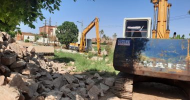 مدينة البياضية تستكمل تطوير المسار السياحى بتبطين ترعة بطول الطريق.. صور
