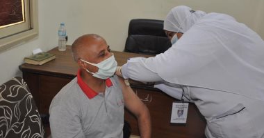 فرق متنقلة لتحصين موظفى ديوان محافظة الوادى الجديد ضد فيروس كورونا.. صور