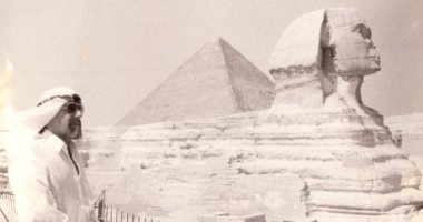 باولو كويلو يستعيد ذكريات رواية الخيميائى بصورة له أمام الأهرامات