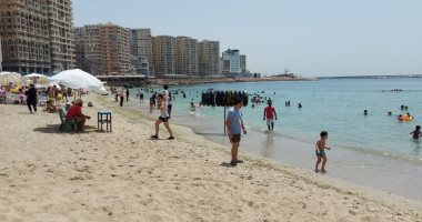 إقبال كبير على الشواطئ العامة فى الإسكندرية.. "السياحة والمصايف": نسبة الإشغال تتراوح من 50% لـ100% وفقًا للمسموح.. وانتشار كامل لمفتشى الإدارة.. وتفعيل خدمة الحجز الإلكتروني للشواطئ لأول مرة بمصر.. فيديو وصور