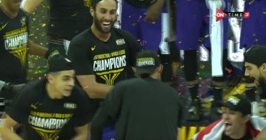 قائد الزمالك لكرة السلة يحتفل بكأس أفريقيا على طريقة شيكابالا.. فيديو