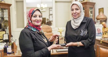 حسن حسنى.. صور وحكايات تنشر لأول مرة من منزل الفنان الكبير فى الذكرى الأولى لوفاته.. الزوجة: كان جابرا للخواطر وفكر بالاعتزال بعد وفاة علاء ولى الدين.. والابن يكشف آخر وصاياه وتفاصيل الساعات الأخيرة قبل وفاته