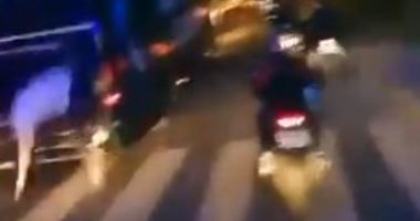 لاعب يسقط من حافلة مكشوفة خلال احتفال تأهل فريقه للدورى التركى.. فيديو