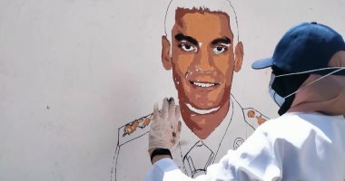 شباب الدقهلية يزينون جدران مدرسة زويل برسومات لشهداء الجيش والشرطة