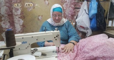 الأسطى أم ريهام تحدت مهن الرجال.. أشهر صنايعية "ستائر" فى البحيرة.. انفصلت عن زوجها منذ 20 عاما وربت 3 بنات وزوجت 2.. وتؤكد: العمل ليس عيبا ولا فرق بين رجل وامرأة فى المهنة.. ولقب الأسطى فخر ليا.. صور وفيديو