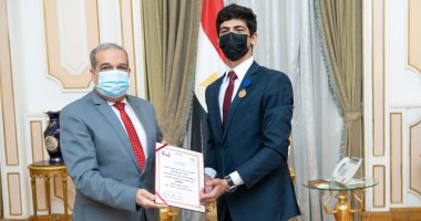 وزير للإنتاج الحربى يكرم الطلاب المصريين الفائزين بـ3 جوائز مسابقة دولية