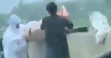 مشهد مروع لعائلة هندية تلقى جثمان أحد أفرادها فى النهر بعد وفاته بكورونا.. فيديو