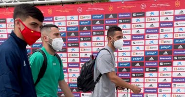 وصول ثلاثى برشلونة إلى معسكر منتخب إسبانيا.. صور
