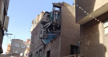 انهيار جزئى بعقار فى مصر القديمة.. والحى يخليه لتسكين الأهالى بأماكن بديلة