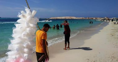 أجواء رائعة ودرجة حرارة معتدلة فى شواطئ مطروح والساحل الشمالي.. فيديو وصور