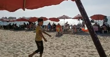 لو بتفكر تروح مطروح.. اعرف أسعار إيجار الشماسى والكراسى وألعاب البحر.. فيديو