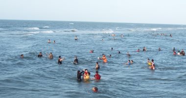 إقبال على مصيف بلطيم وتدريب المنقذين وتخصيص مشايات لكبار السن وذوى الهمم..صور