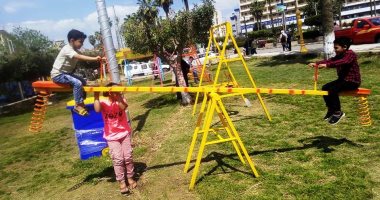 حكاية مساحات مهملة تحولت لحدائق مجانية يقبل عليها الأهالي والأطفال.. صور