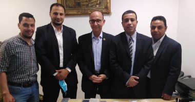 جمارك مطار برج العرب تضبط محاولة تهريب عدد من الهواتف المحمولة 