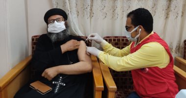 كهنة كنيسة مارجرجس بأرمنت يتلقون الجرعة الأولى من لقاح كورونا.. صور