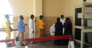 الكشف على 561 مواطنا فى قافلة طبية بالشلاتين والزعفرانة بالبحر الأحمر.. صور