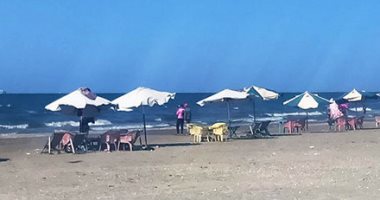 قضى يومك بـ30 جنيها على شاطئ بورسعيد.. تعرف على أسعار الكراسى والشماسى.. لايف